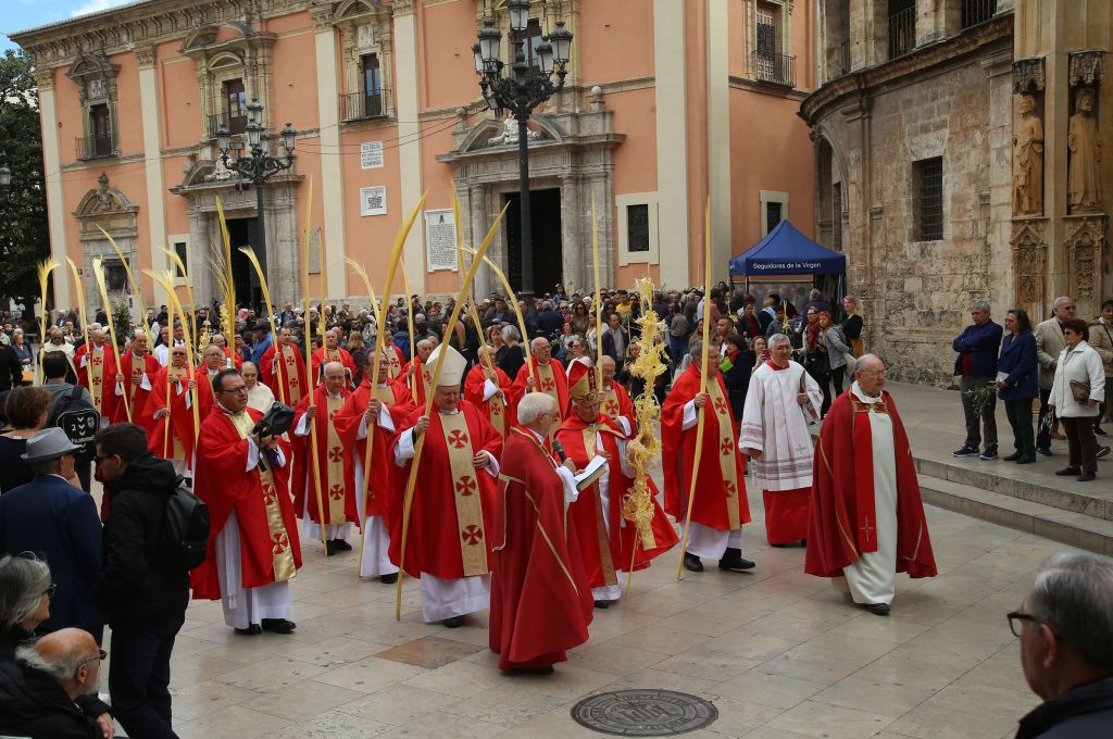  El Cardenal bendice los ramos de olivo, laurel y las palmas del Domingo de Ramos en el exterior de la Catedral