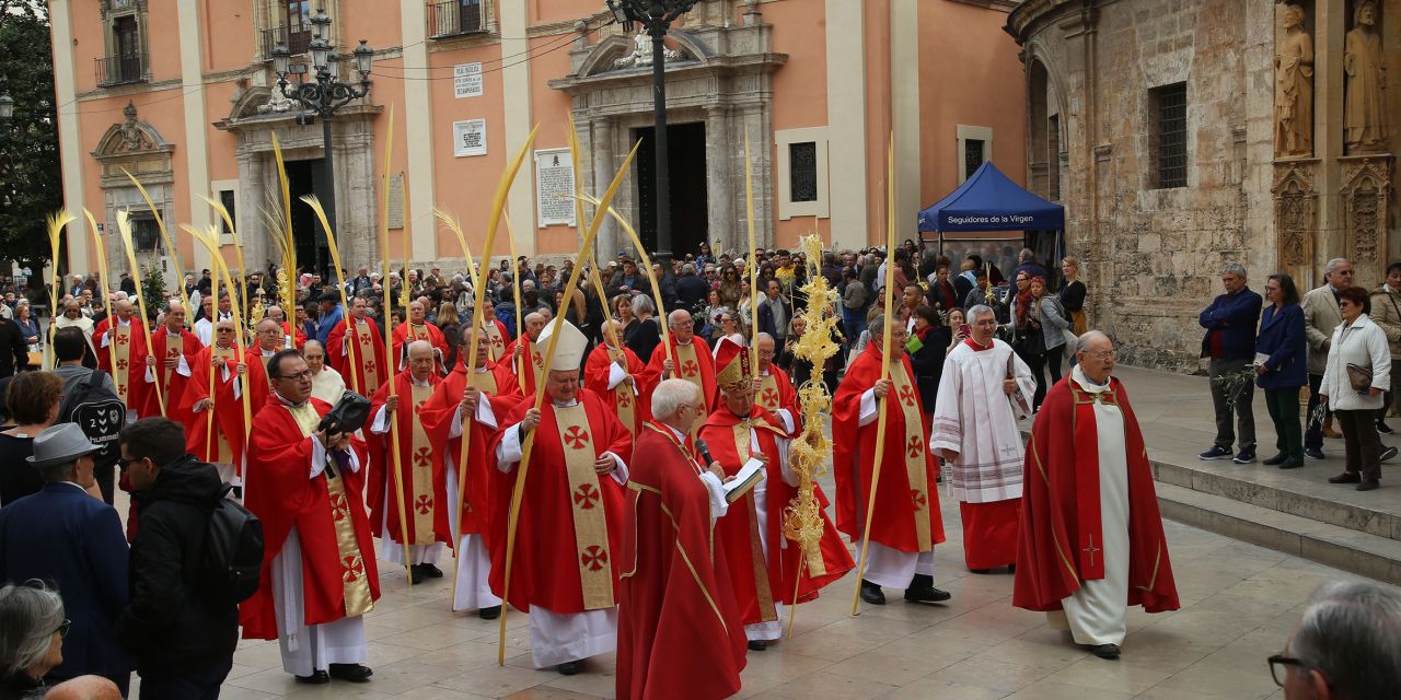  El Cardenal bendice los ramos de olivo, laurel y las palmas del Domingo de Ramos en el exterior de la Catedral