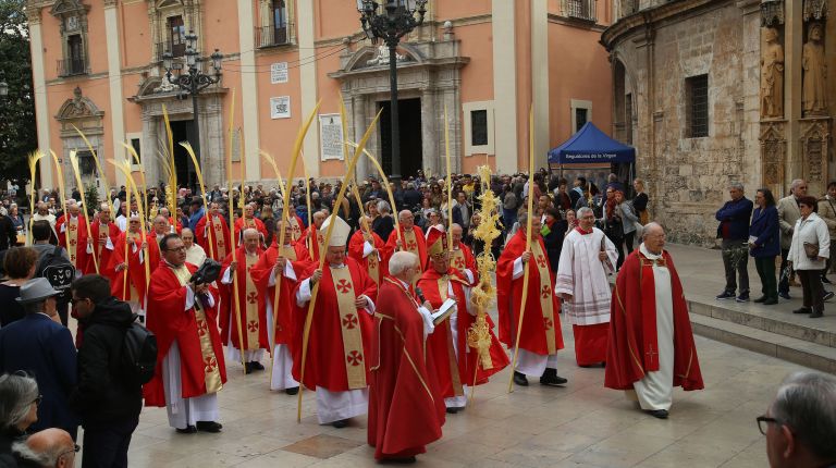 El Cardenal bendice los ramos de olivo, laurel y las palmas del Domingo de Ramos en el exterior de la Catedral