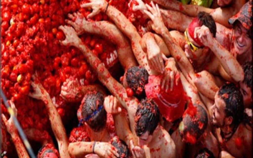  Buñol se tiñe de rojo con 145.000 kilos de tomates