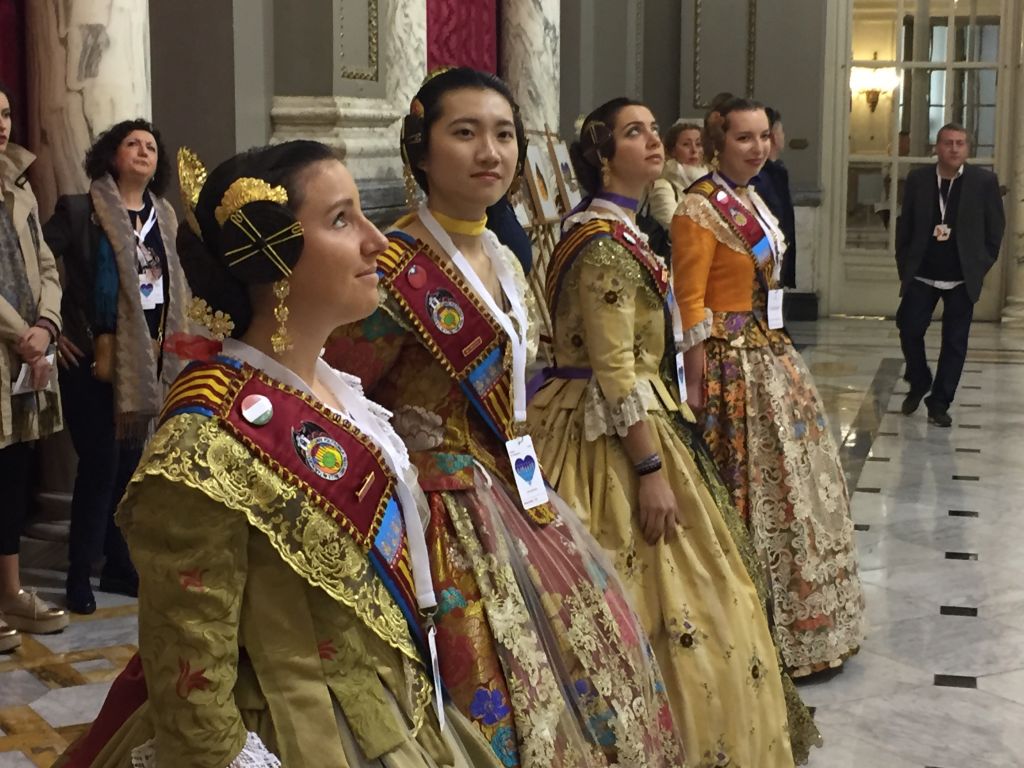  ALUMNAS ERASMUS DE 10 PAÍSES ASISTEN A LA MASCLETÀ CON LA FALLA TARONGERS-UNIVERSITAT POLITÈCNICA