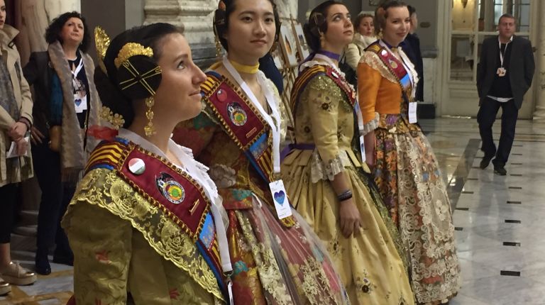 ALUMNAS ERASMUS DE 10 PAÍSES ASISTEN A LA MASCLETÀ CON LA FALLA TARONGERS-UNIVERSITAT POLITÈCNICA