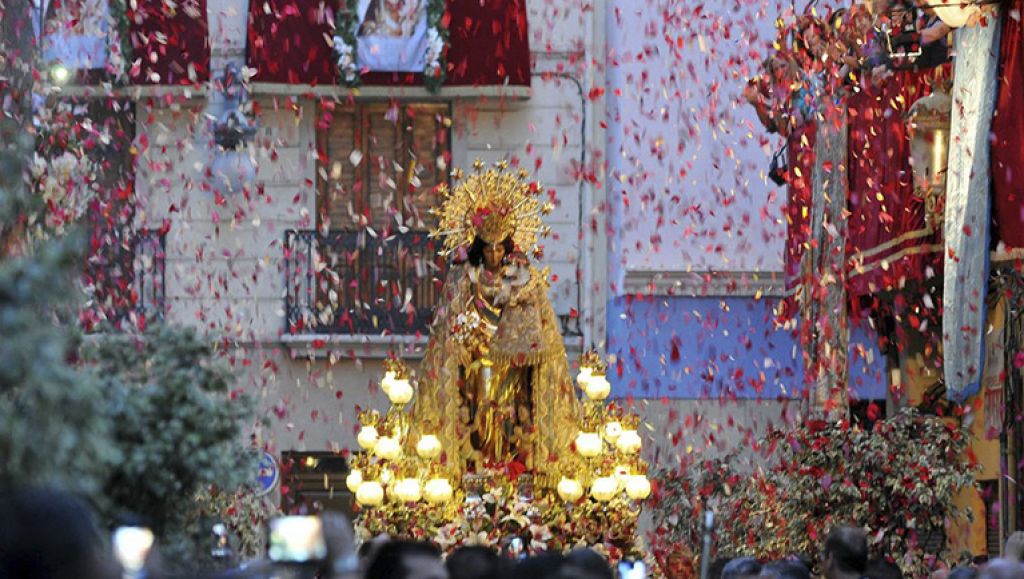  LAS FALLAS JUNTO A LA MARETA