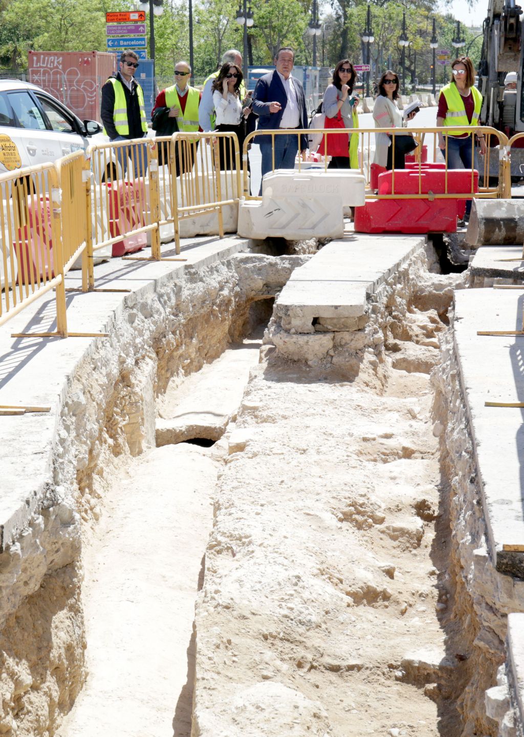  UNAS OBRAS DE SANEAMIENTO SACAN A LA LUZ RESTOS ARQUEOLÓGICOS DE LA POSIBLE PUERTA DE LA TRINIDAD DE LA MURALLA CRISTIANA DEL SIGLO XIV