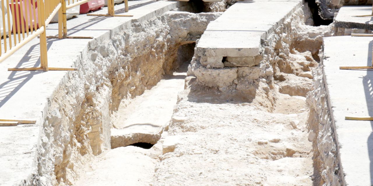  UNAS OBRAS DE SANEAMIENTO SACAN A LA LUZ RESTOS ARQUEOLÓGICOS DE LA POSIBLE PUERTA DE LA TRINIDAD DE LA MURALLA CRISTIANA DEL SIGLO XIV