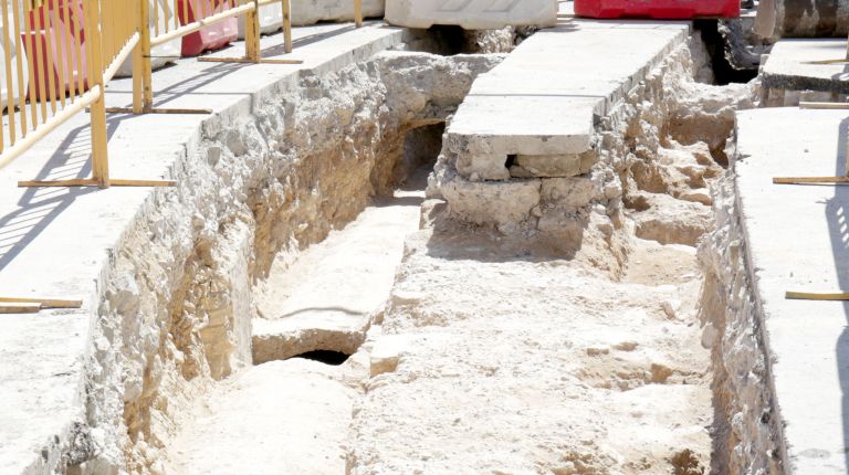 UNAS OBRAS DE SANEAMIENTO SACAN A LA LUZ RESTOS ARQUEOLÓGICOS DE LA POSIBLE PUERTA DE LA TRINIDAD DE LA MURALLA CRISTIANA DEL SIGLO XIV