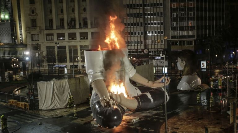 Anoche se quemaron partes de las que iban a ser las fallas grandes de la plaza del Ayuntamiento y de las comisiones de Na Jordana y Cuba-Literat Azorín.