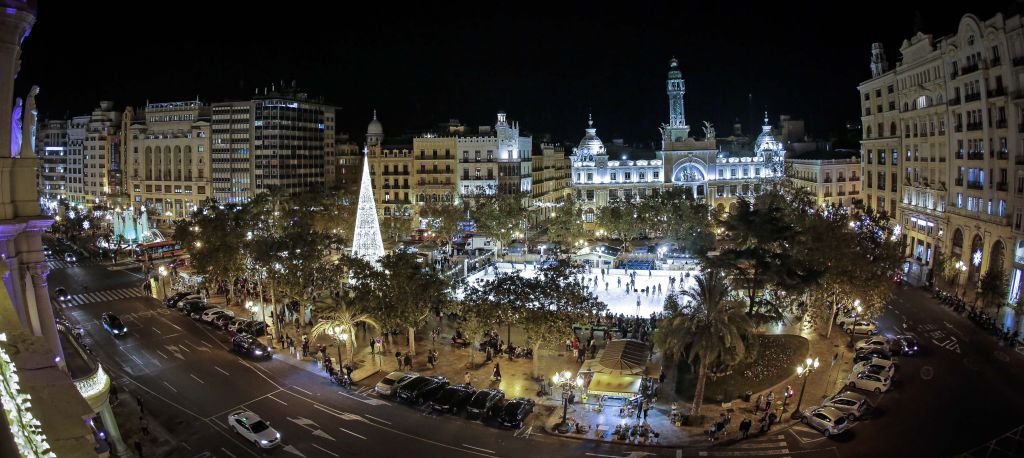  EL ALUMBRADO NAVIDEÑO DE LA PLAZA DEL AYUNTAMIENTO, NUEVO ATRACTIVO PARA LA CIUDADANÍA