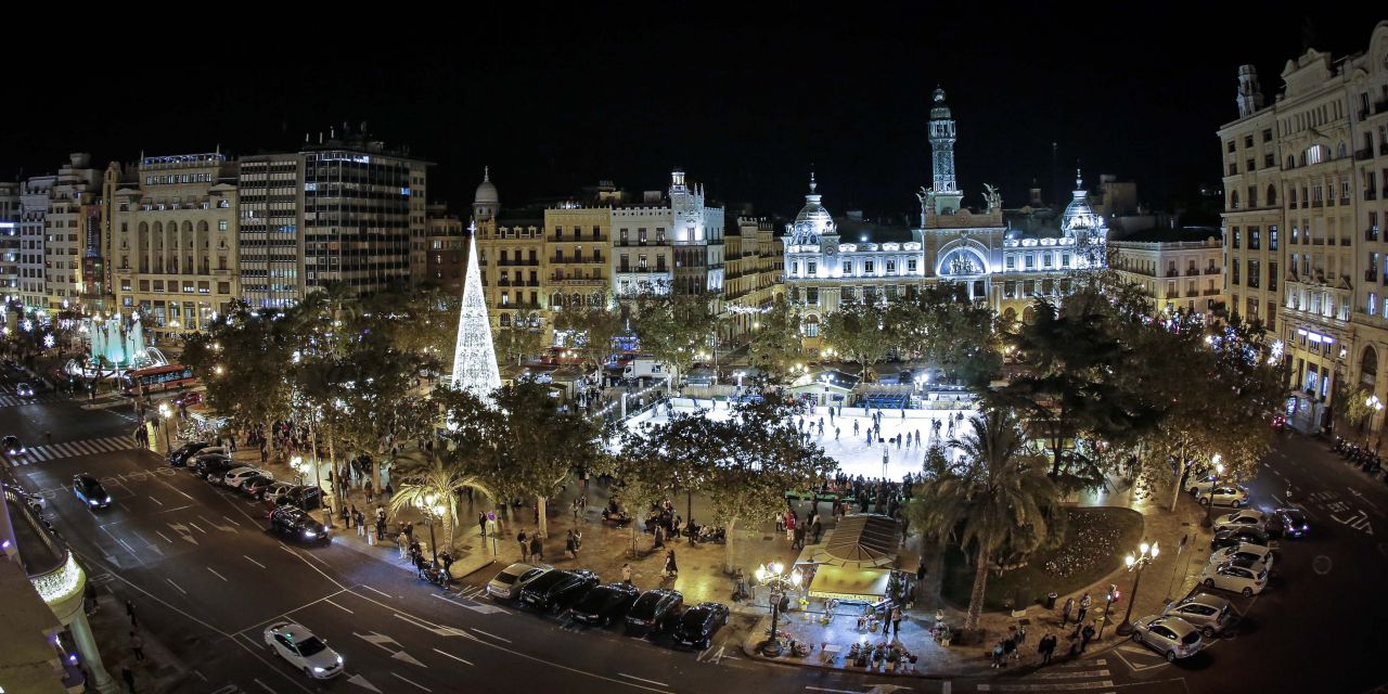  EL ALUMBRADO NAVIDEÑO DE LA PLAZA DEL AYUNTAMIENTO, NUEVO ATRACTIVO PARA LA CIUDADANÍA