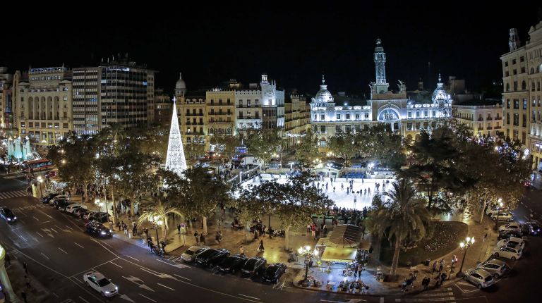 EL ALUMBRADO NAVIDEÑO DE LA PLAZA DEL AYUNTAMIENTO, NUEVO ATRACTIVO PARA LA CIUDADANÍA