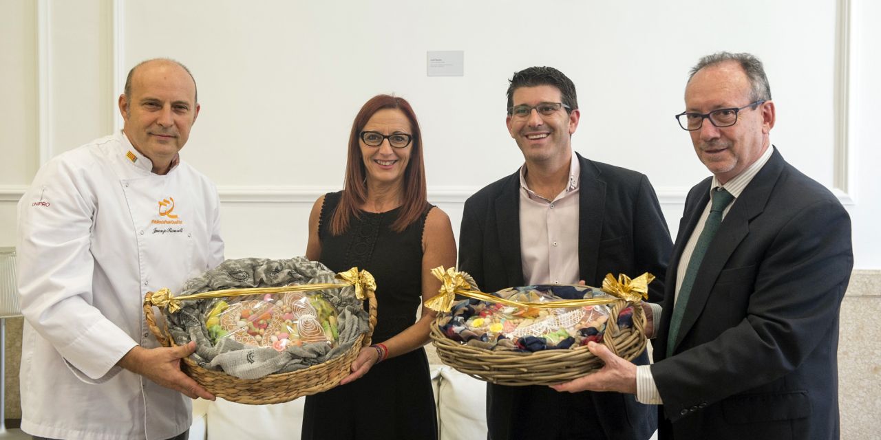  El gremio de Panaderos y Pasteleros de València entrega la tradicional Mocadorà a Jorge Rodríguez y Maria Josep Amigó