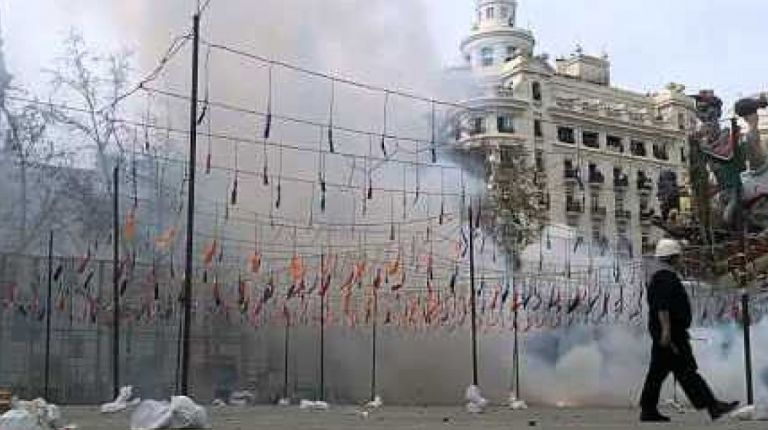 Mascletá en la Plaza del Ayuntamiento y Castillo en la Alameda, el sábado 16 de marzo