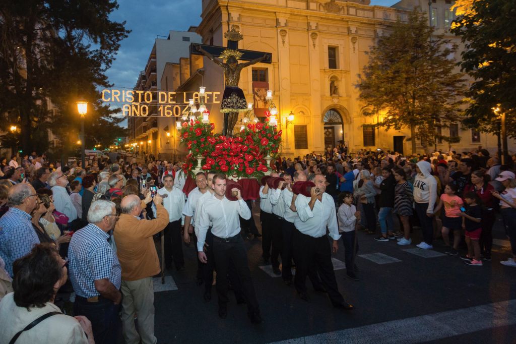  La imagen del Cristo de la Fe recorre las calles del barrio de la calle Sagunto de Valencia en procesión