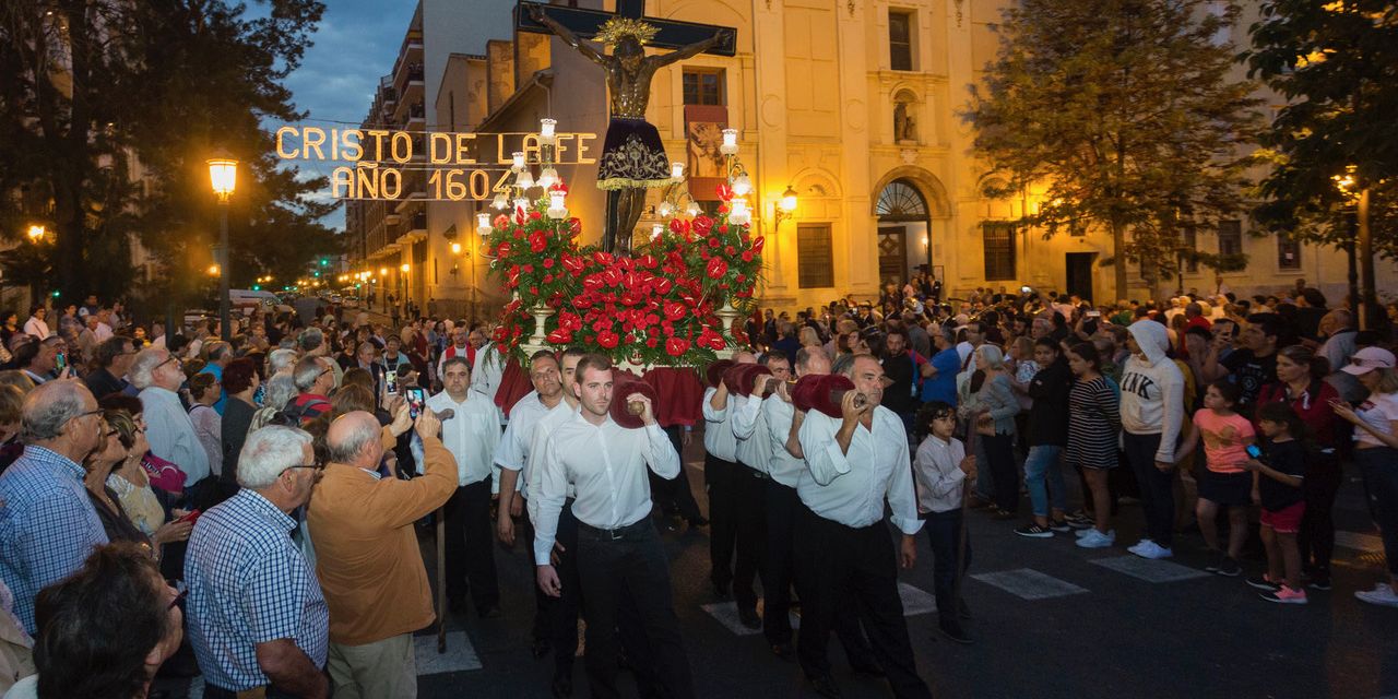  La imagen del Cristo de la Fe recorre las calles del barrio de la calle Sagunto de Valencia en procesión