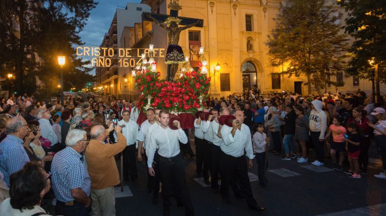 La imagen del Cristo de la Fe recorre las calles del barrio de la calle Sagunto de Valencia en procesión