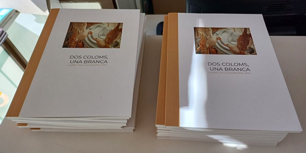 El Ayuntamiento reparte els llibrets y las tarjetas postales de las fallas municipales con información y bocetos del monumento 