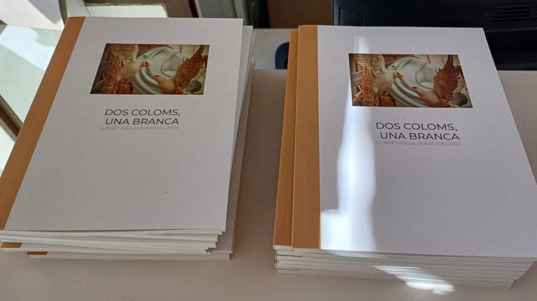 El Ayuntamiento reparte els llibrets y las tarjetas postales de las fallas municipales con información y bocetos del monumento 
