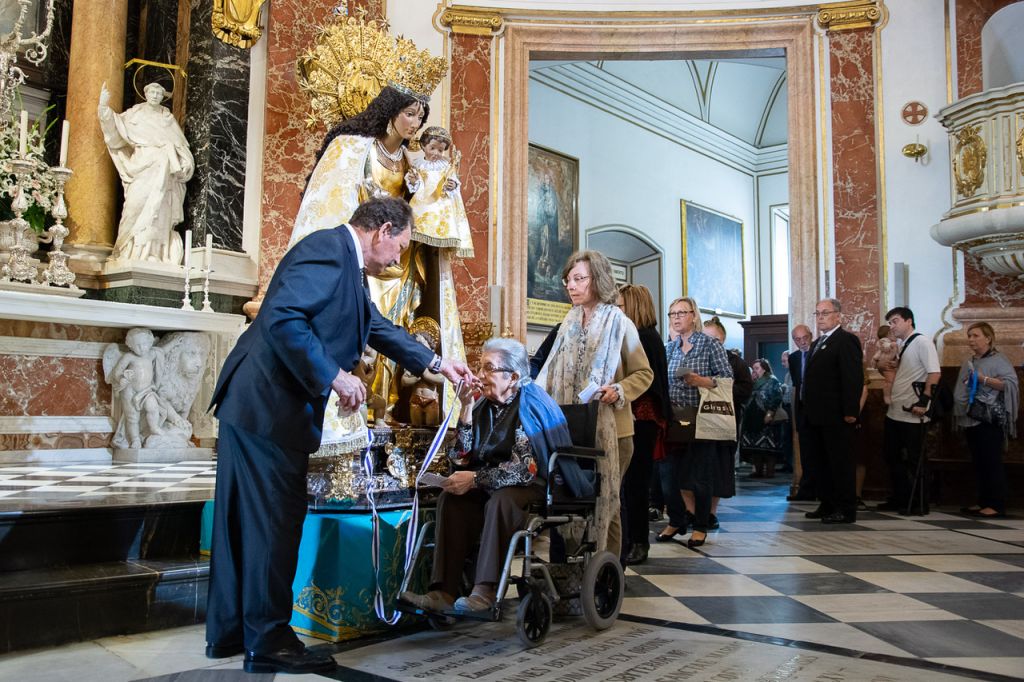  Un centenar de Seguidores de la Virgen acompaña por turnos a los devotos en el Besamanos público