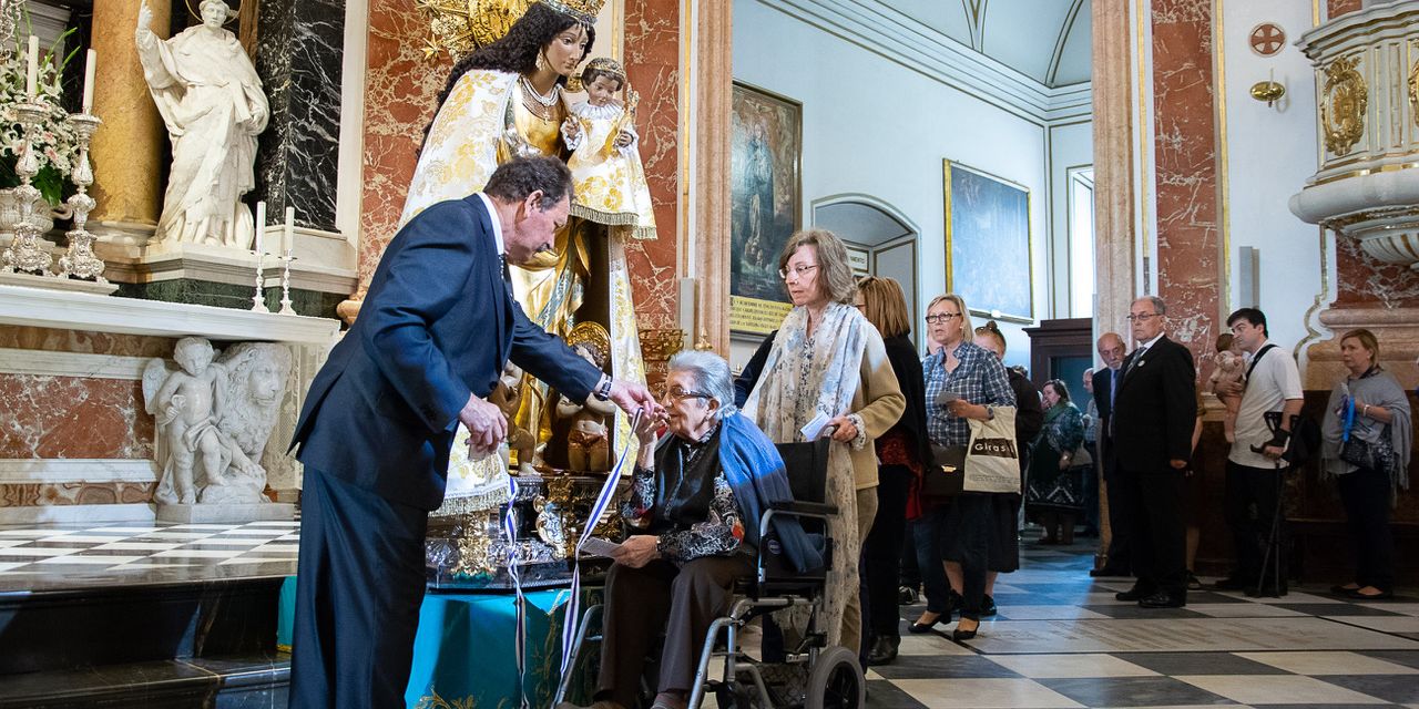  Un centenar de Seguidores de la Virgen acompaña por turnos a los devotos en el Besamanos público