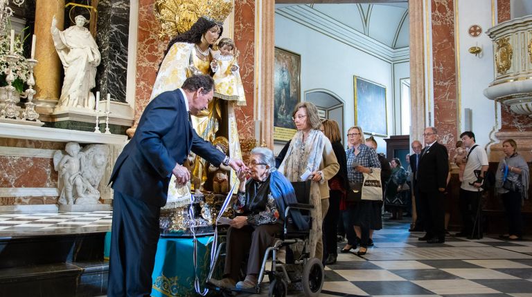 Un centenar de Seguidores de la Virgen acompaña por turnos a los devotos en el Besamanos público