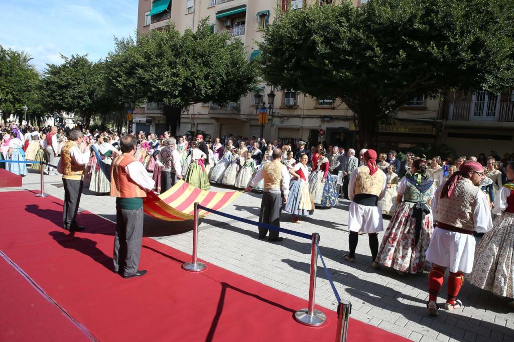  Las fallas del Marítimo y las falleras mayores de València rinden homenaje a la Senyera