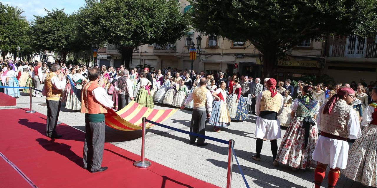  Las fallas del Marítimo y las falleras mayores de València rinden homenaje a la Senyera