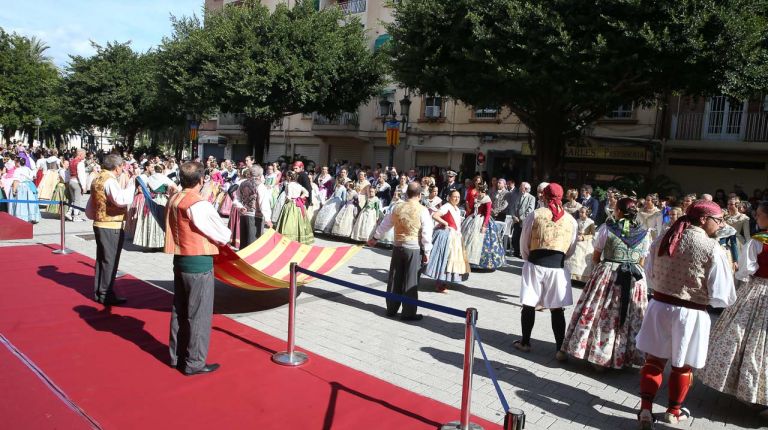 Las fallas del Marítimo y las falleras mayores de València rinden homenaje a la Senyera