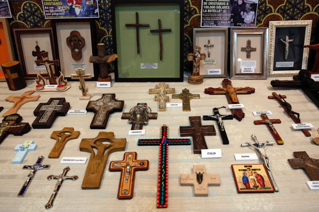  Una exposición muestra más de 300 cruces en Valencia, entre ellas una hundida en barro como recuerdo de la riada de 1957 