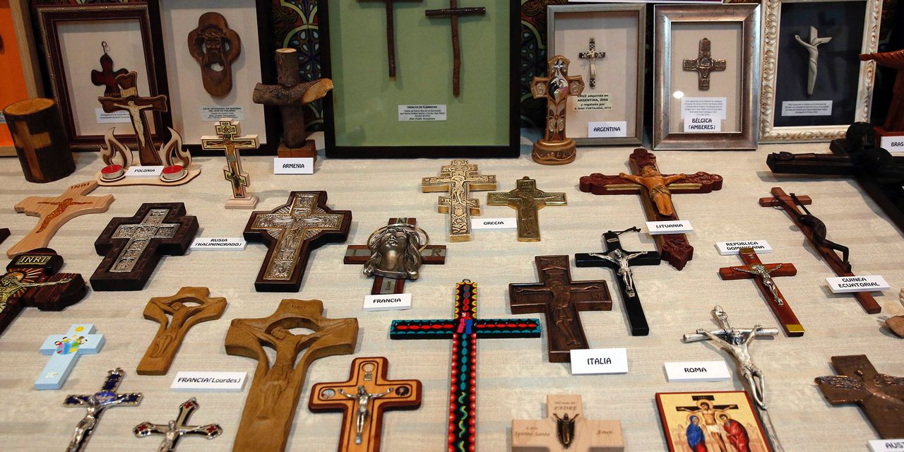  Una exposición muestra más de 300 cruces en Valencia, entre ellas una hundida en barro como recuerdo de la riada de 1957 