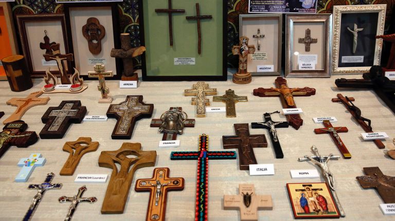 Una exposición muestra más de 300 cruces en Valencia, entre ellas una hundida en barro como recuerdo de la riada de 1957 