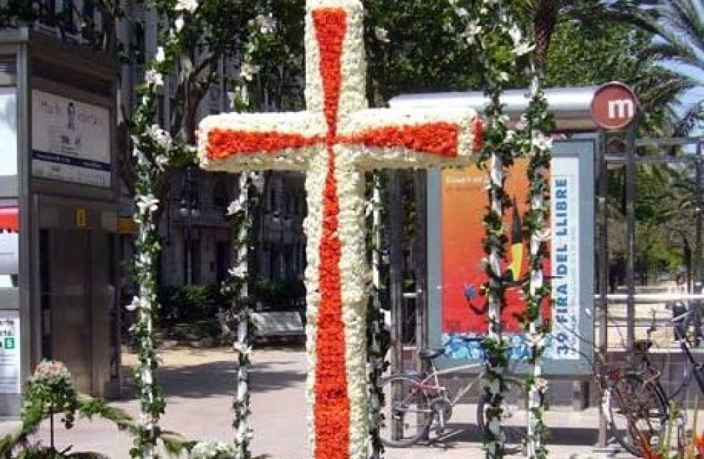  47 “cruces de mayo” elaboradas con flores adornarán desde mañana las calles de Valencia