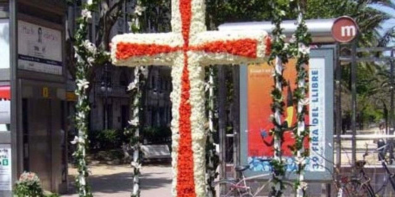  47 “cruces de mayo” elaboradas con flores adornarán desde mañana las calles de Valencia