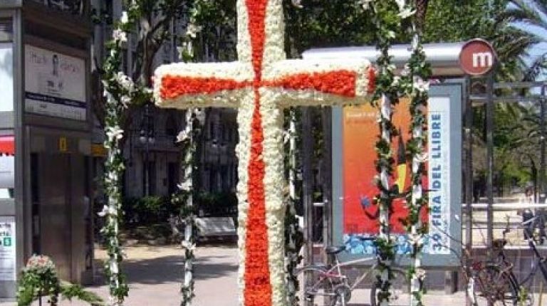 47 “cruces de mayo” elaboradas con flores adornarán desde mañana las calles de Valencia