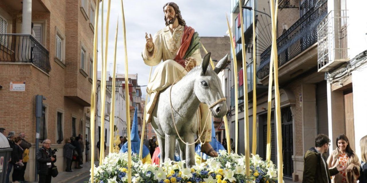  Torrent abre las fiestas con la procesión del Domingo de Ramos