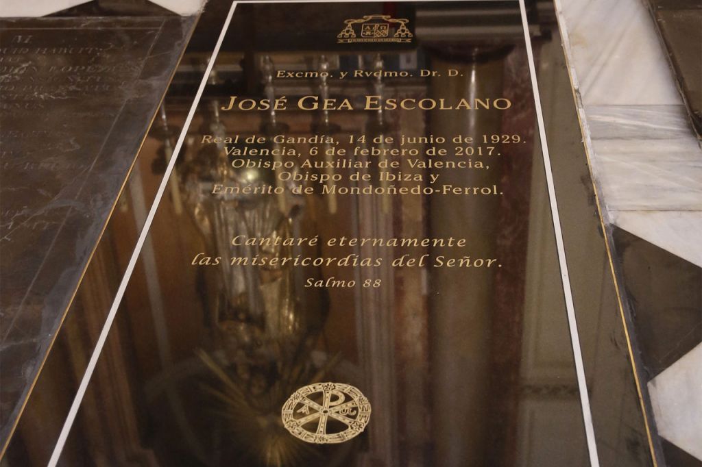  La Catedral instala la lápida del obispo valenciano monseñor José Gea Escolano