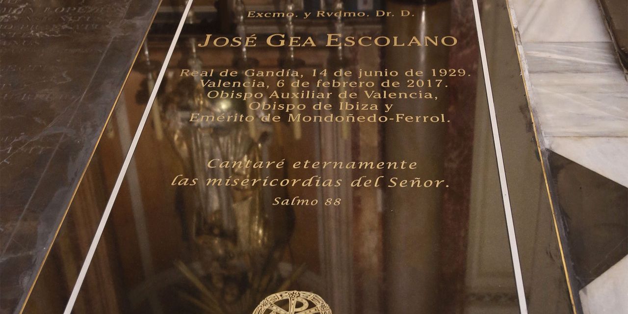  La Catedral instala la lápida del obispo valenciano monseñor José Gea Escolano
