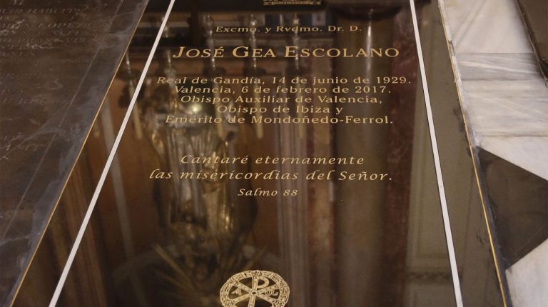 La Catedral instala la lápida del obispo valenciano monseñor José Gea Escolano