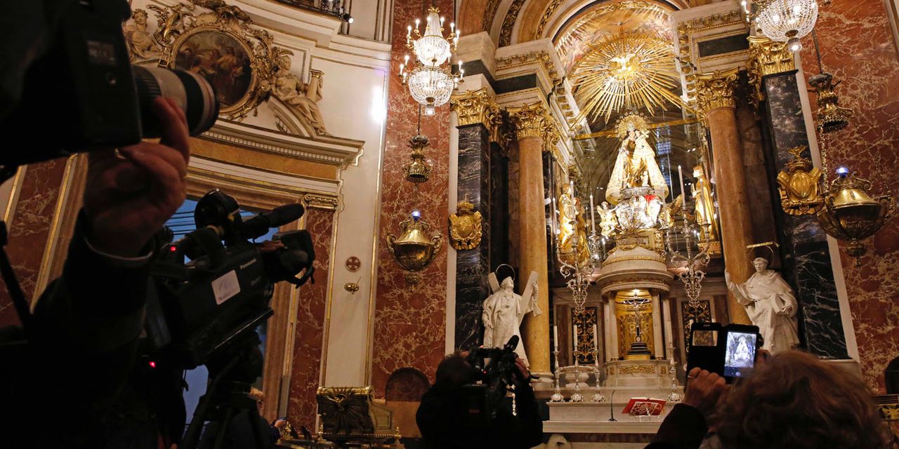 La Basílica estrena la nueva iluminación de la imagen de la Virgen de los Desamparados y de su camarín
