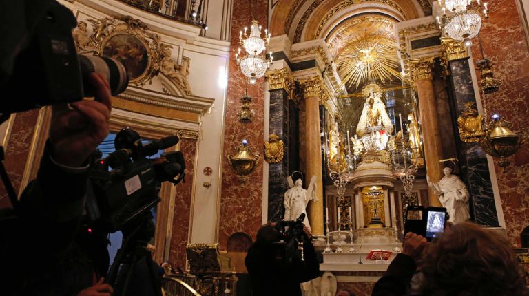 La Basílica estrena la nueva iluminación de la imagen de la Virgen de los Desamparados y de su camarín