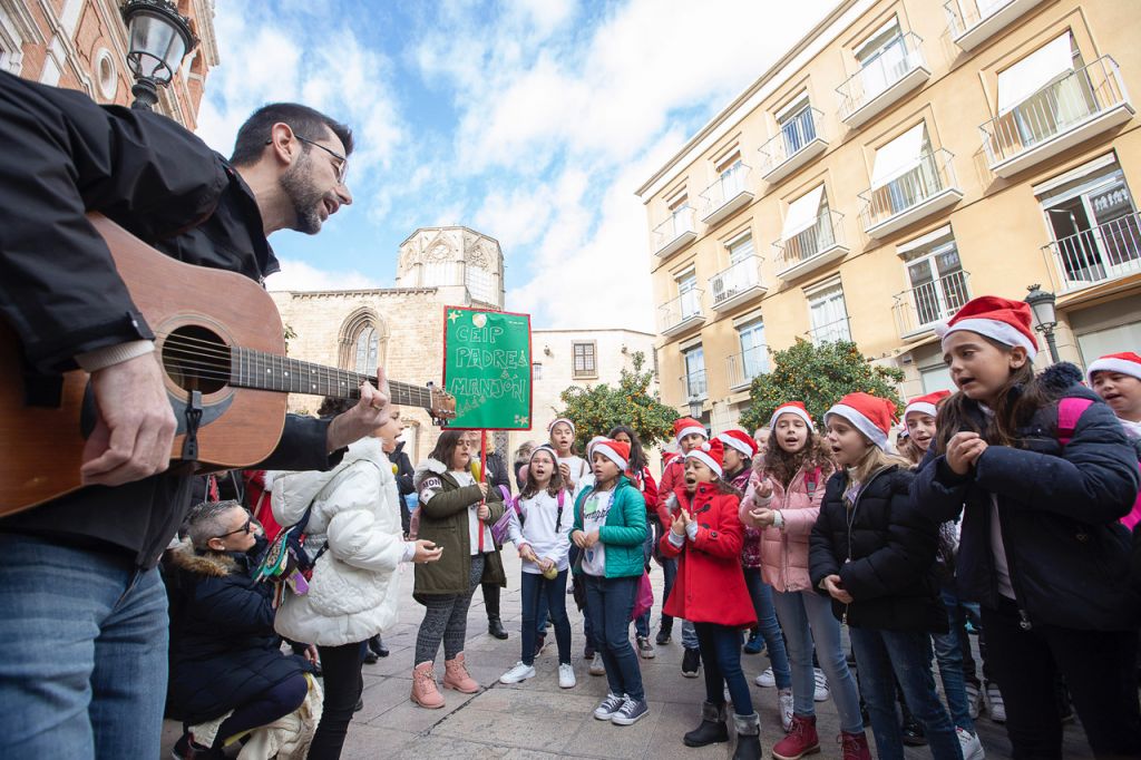  Más de 1.500 niños de colegios públicos y diocesanos cantan villancicos por las calles del centro de Valencia