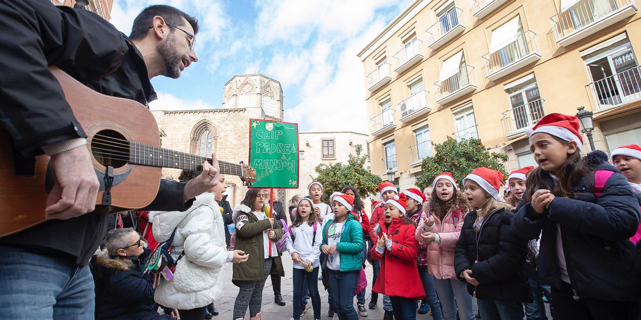 Más de 1.500 niños de colegios públicos y diocesanos cantan villancicos por las calles del centro de Valencia