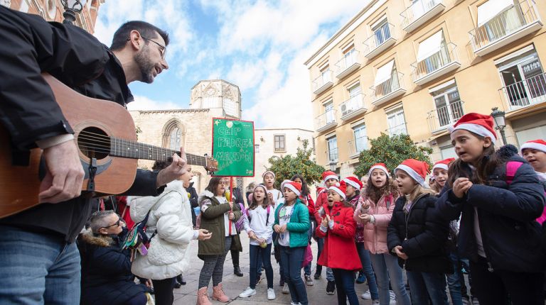 Más de 1.500 niños de colegios públicos y diocesanos cantan villancicos por las calles del centro de Valencia