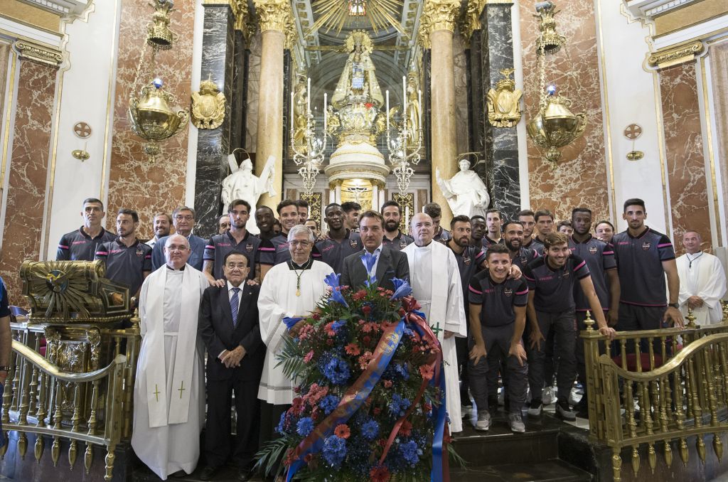  Ofrenda floral del Levante UD a la Mare de Déu en la Basílica en el inicio de la temporada