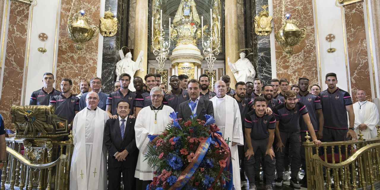  Ofrenda floral del Levante UD a la Mare de Déu en la Basílica en el inicio de la temporada