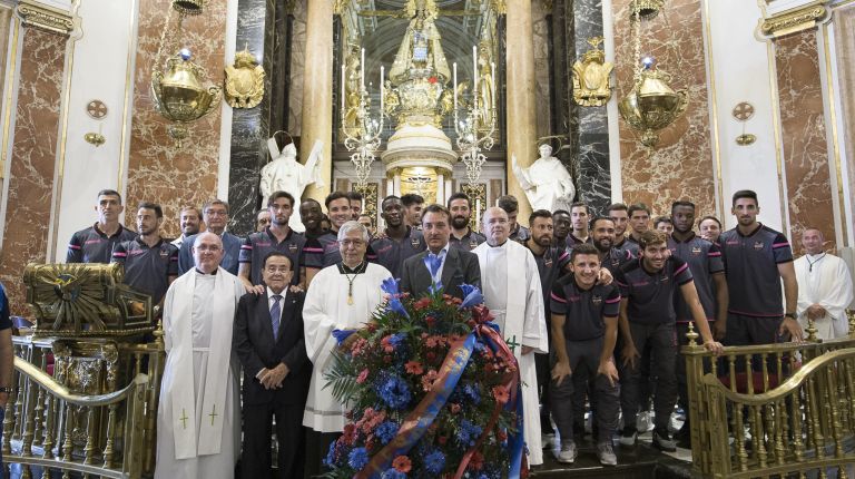 Ofrenda floral del Levante UD a la Mare de Déu en la Basílica en el inicio de la temporada