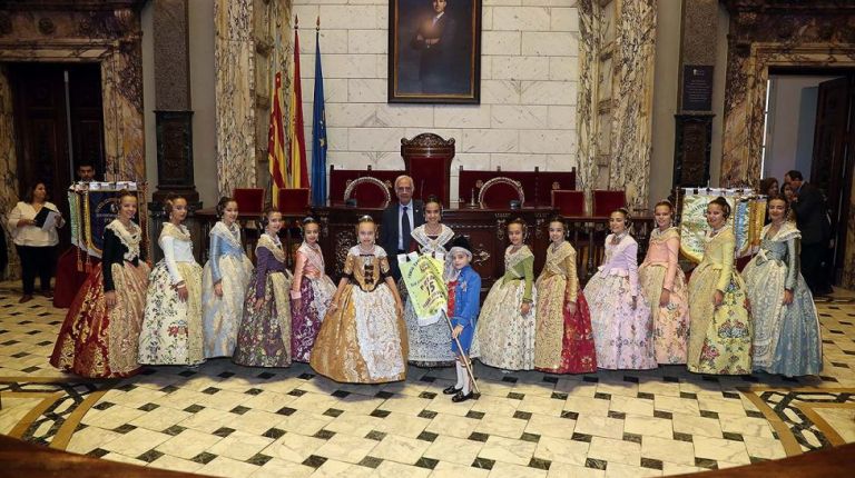La Fallera Mayor Infantil de Valencia reparte los premios del concurso de Belenes de JCF