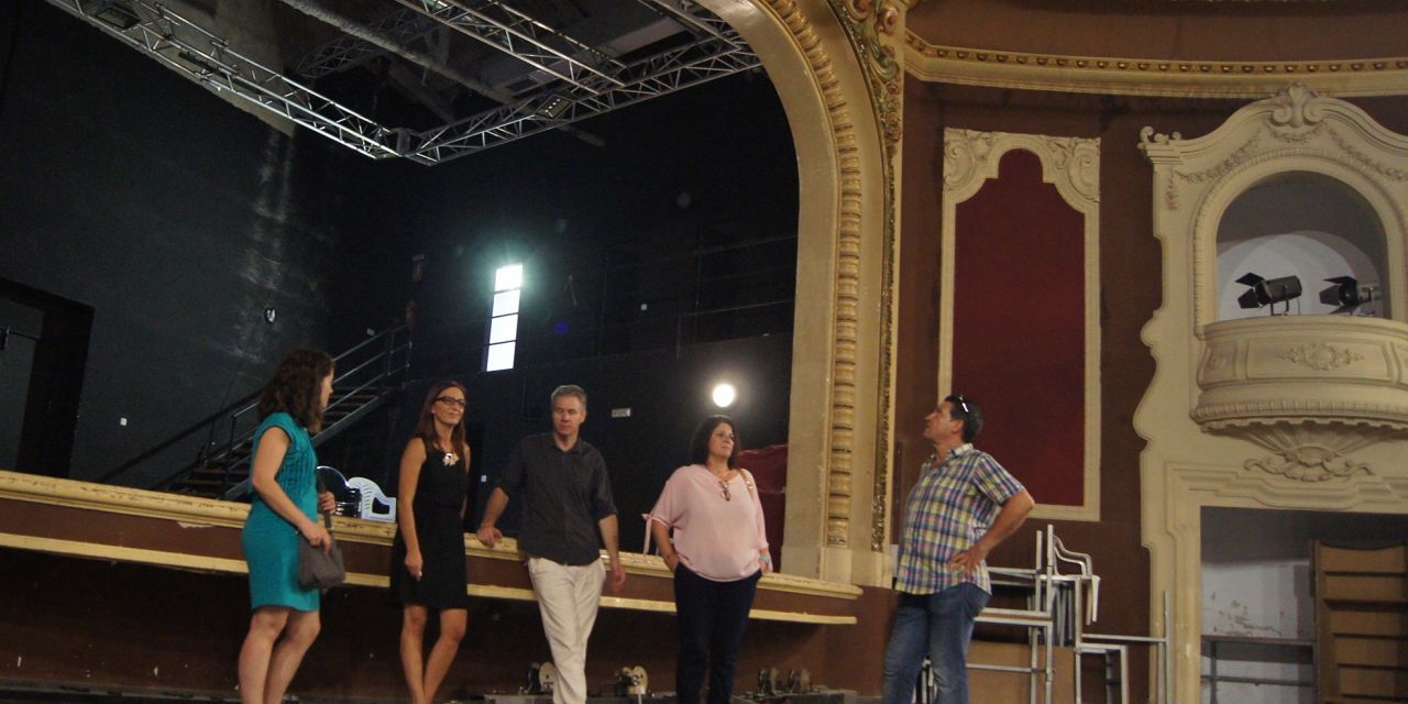  Corbera adecua el escenario del Cine-Teatro Ricardo Cebolla con la ayuda de la Diputación