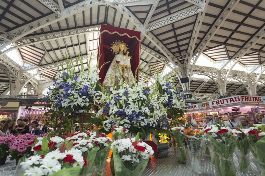  Los vendedores del Mercado Central realizan su tradicional ofrenda de flores a la Mare de Déu