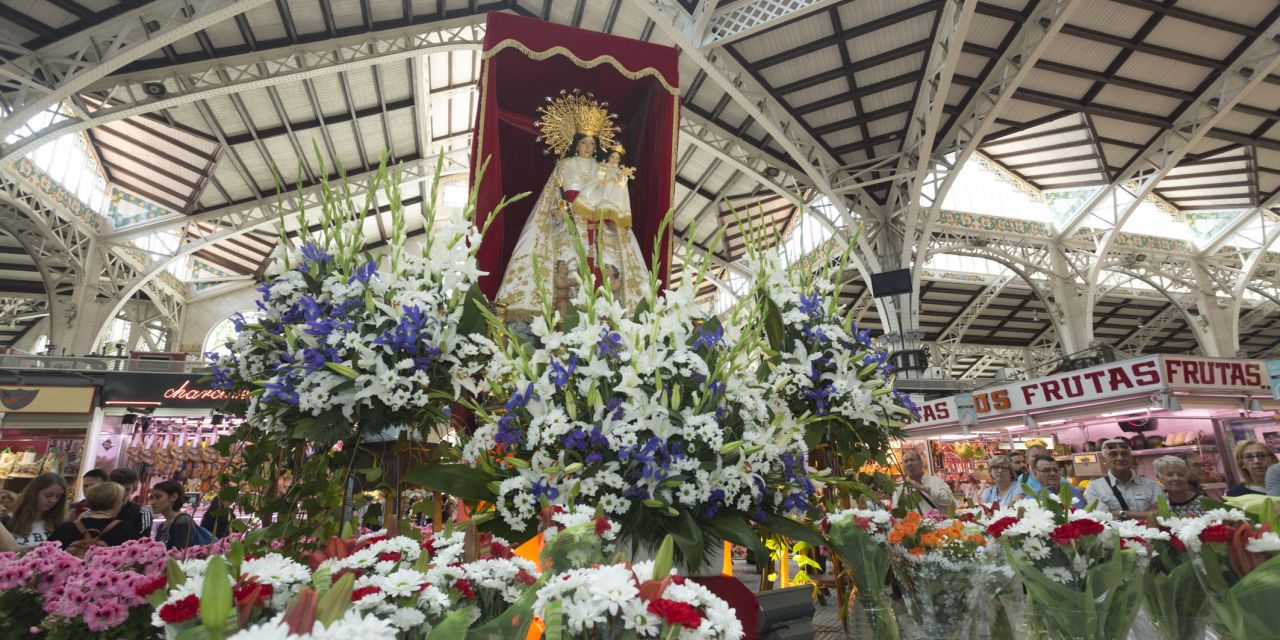  Los vendedores del Mercado Central realizan su tradicional ofrenda de flores a la Mare de Déu