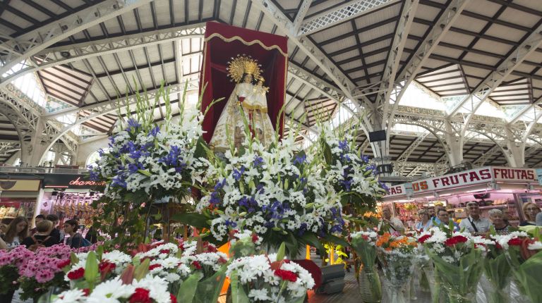 Los vendedores del Mercado Central realizan su tradicional ofrenda de flores a la Mare de Déu